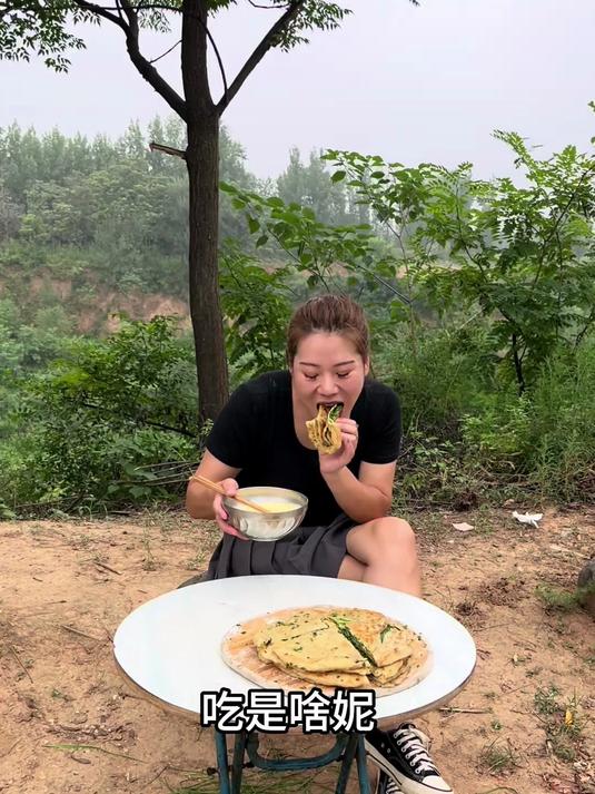 韭菜鸡蛋盒子 面水鸡蛋汤配韭菜鸡蛋盒子 多少人吃过这样的饭