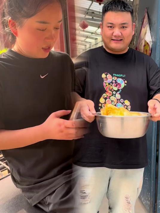 回娘家给俺妈送罐头和咸鸭蛋了,给俺妈开心坏了!一直夸胖胖做的罐头真甜……#真实生活记录#