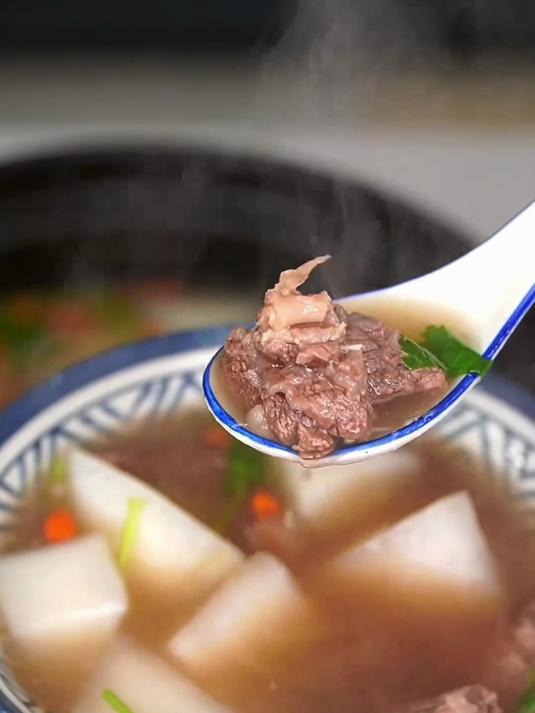 这样做的清汤牛肉一点膻味都没有 真正的汤鲜味美 冬季美食