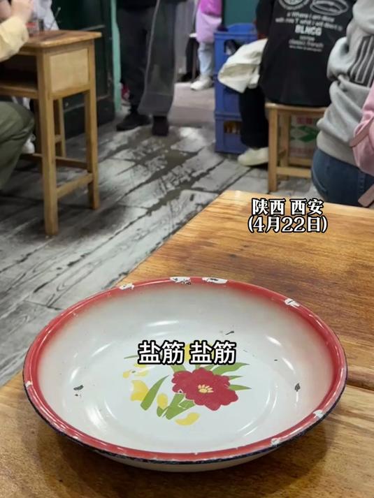 女子跟闺蜜去陕西吃烧烤,“没想到还是上什么吃什么的方式”