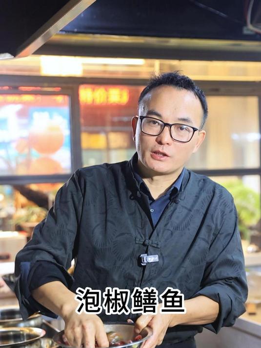 喜欢吃泡椒鳝鱼还炒不好,吃起不脆爽的,来看下鳝鱼到底怎么做