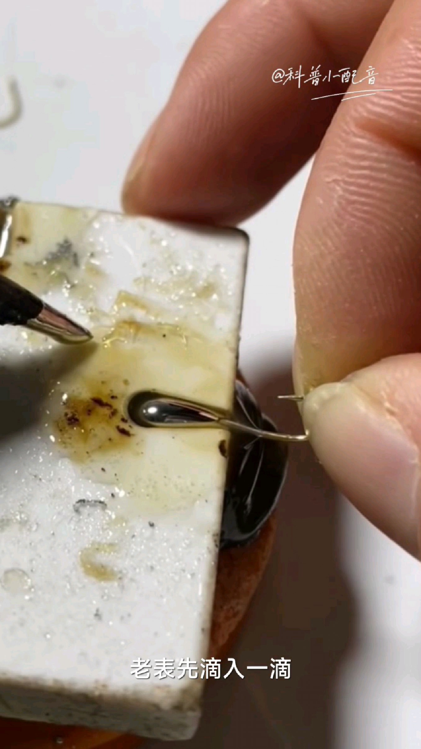 大开眼界!原来新型鱼钩是这样制作出来的!但是这不用穿鱼线吗?