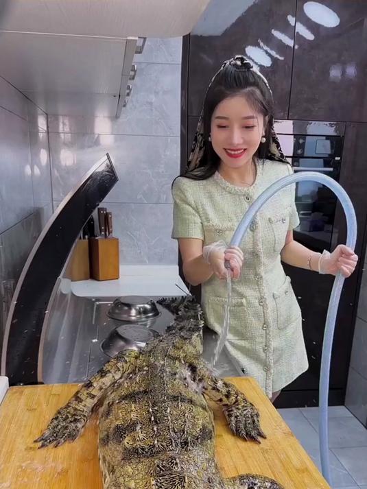 人工养殖鳄鱼尝鲜,哪个部位最美味?