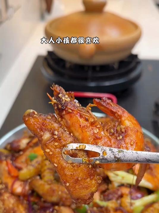 年夜饭的餐桌上怎么能少得了这道的干锅鸡翅虾