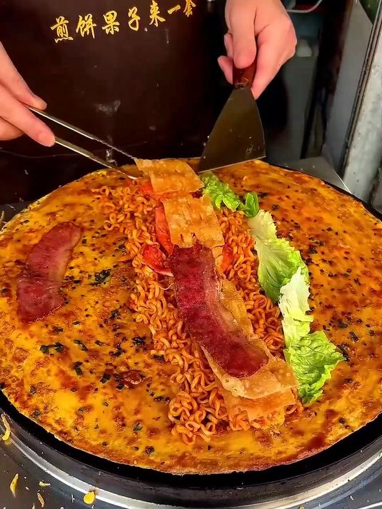 10个蛋的煎饼有多顶？老板：小伙子你真能吃！