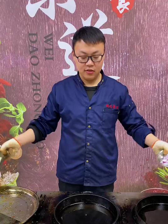 铁板鸭肠真的好做吗?鸭肠提前腌好,上铁板压两下就能卖!