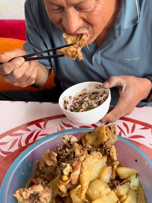 今天改善伙食,白萝卜炖老母鸡,香的很