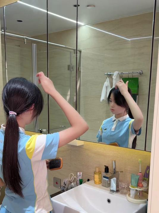 小升初女生的鲶鱼须八字刘海，早上出门搞个刘海比吃饭还久，催她几句还生气！老母亲都要抓狂了