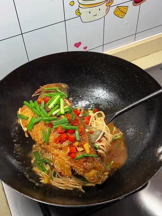 要说下饭菜，还得看这道红烧鲈鱼