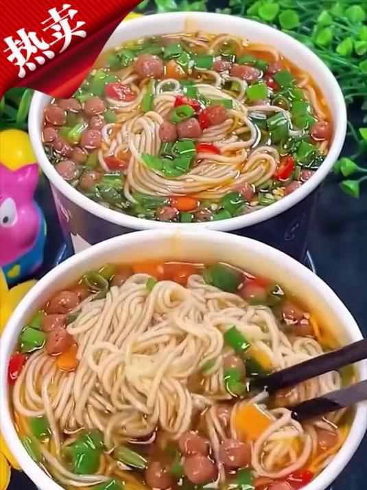 厨房小白直接爱上,这个兰州拉面真的好好吃,一桶满满都是料