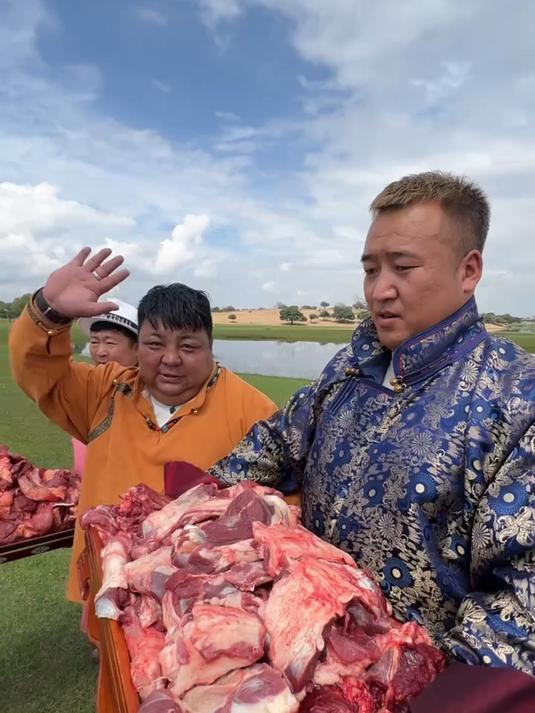 俞敏洪老师去内蒙团建了#草原美食##内蒙古特产##恩克肚包肉#