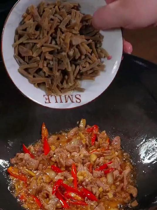 干豆角炒腊肉!咸香腊肉混着豆香,嚼着有层次