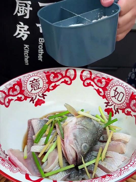 鲜掉眉毛的清蒸鲈鱼,颜值与美味并存,不腥不柴超鲜嫩4