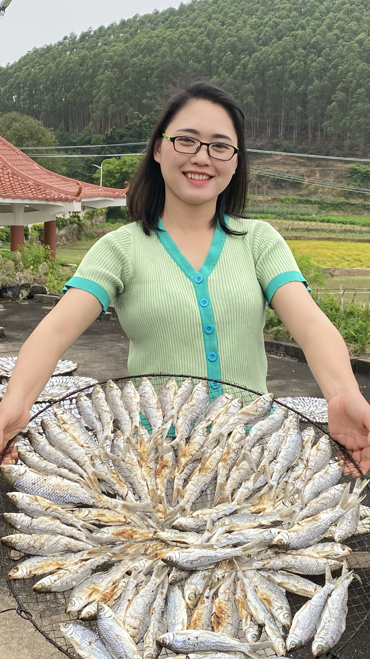 村里都是女人在烘晒鱼干,也只有女人能做好这种鱼干,知道为什么吗?