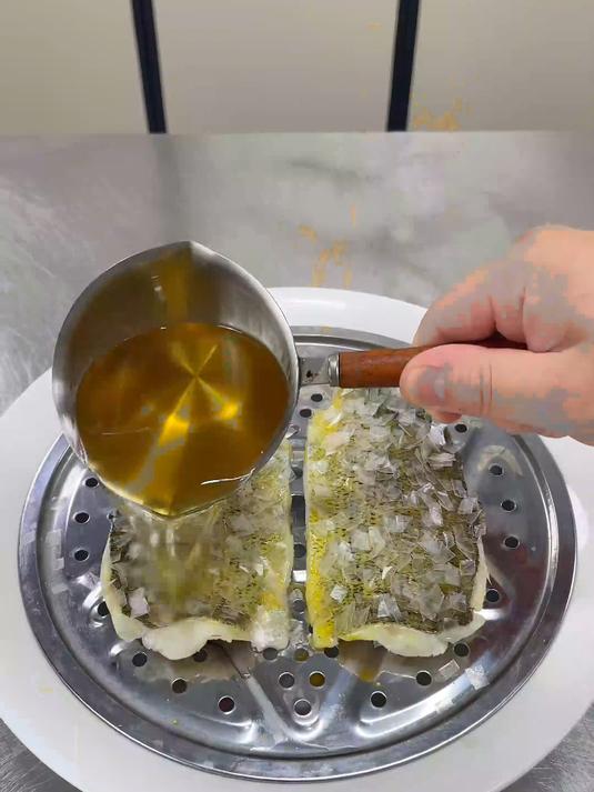 普通鲈鱼也能惊艳，创意做法皮脆肉嫩，摆盘还高端大气