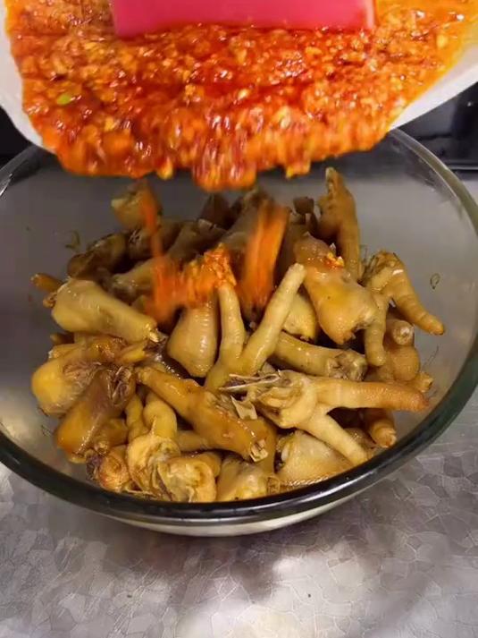 酸辣爽口的蒜香鸡爪,又一道好吃的下饭菜,大家赶紧试试吧!