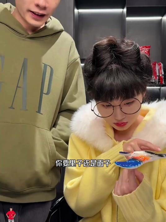 捣乱家族做饭名场面！孜然羊肉拌面香到爆，看着就流口水