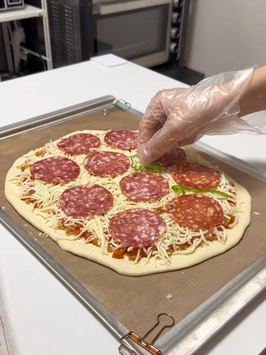 男女老少都爱的自制披萨！这个配方的饼皮做出来的披萨真的很绝