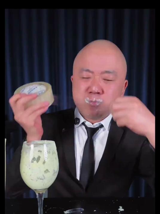 臭豆腐、榴莲、蓝纹奶酪、折耳根一起榨汁喝是什么体验?