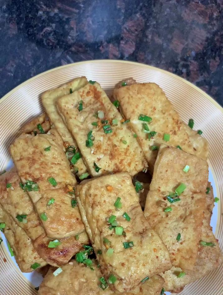 煎豆腐怎么做好吃?家常豆腐的简单做法,人人都爱吃又补钙!