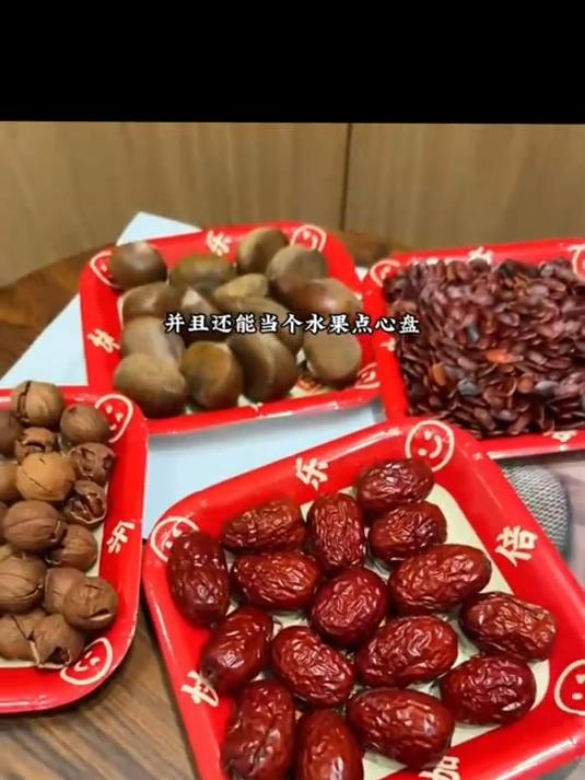 过年谁还洗盘子呀,就这个一次性盘子好看又喜庆的,别提多方便了