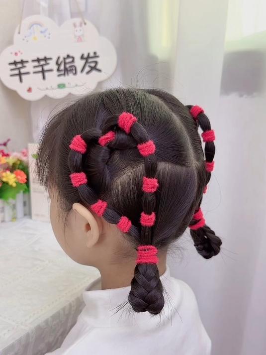 小女孩新年爱心发型,编法简单易学