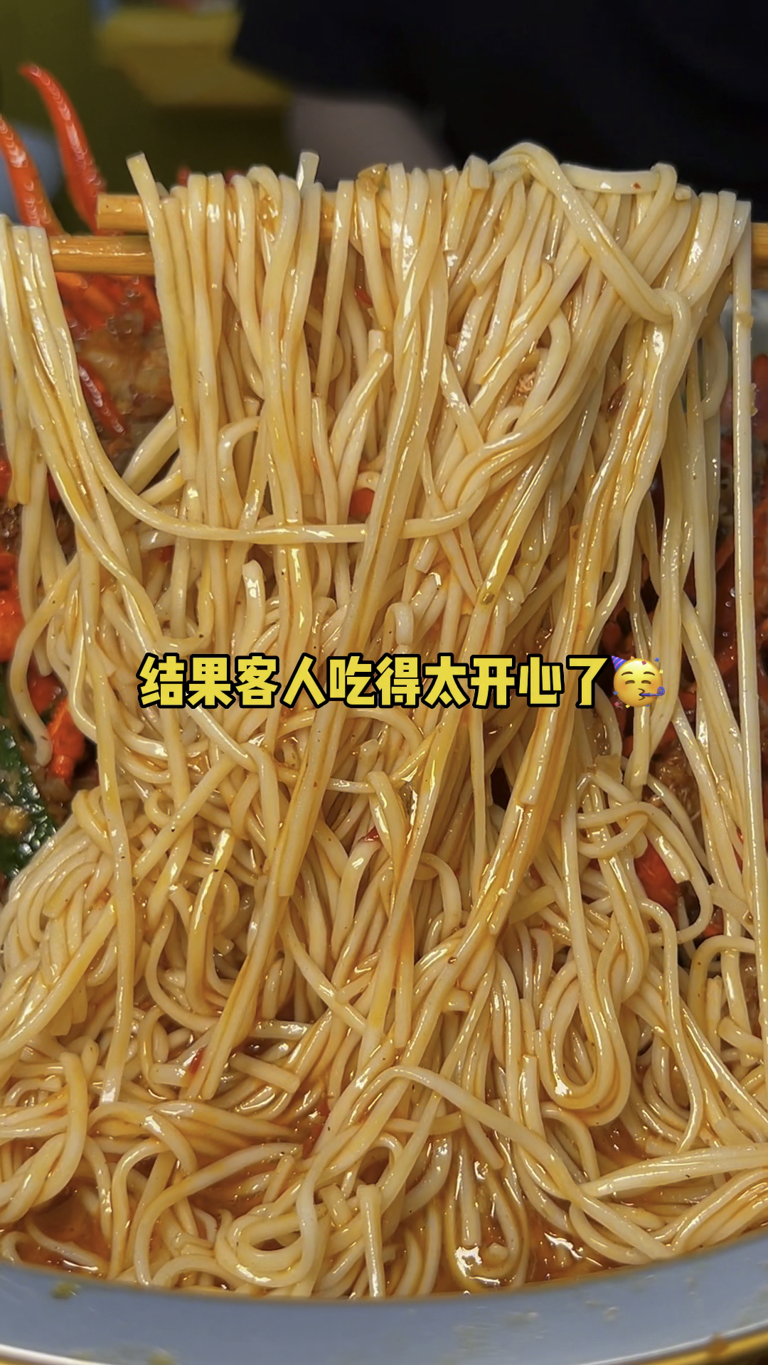 不过是厨房里一名平平无奇的厨师打工仔而已啦所以你饿不饿,我去炒小龙虾给你吃