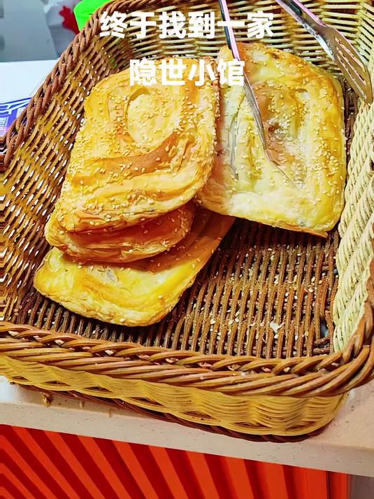到达南京。下飞机先去吃鸭血粉丝汤和汤包!非常好吃!