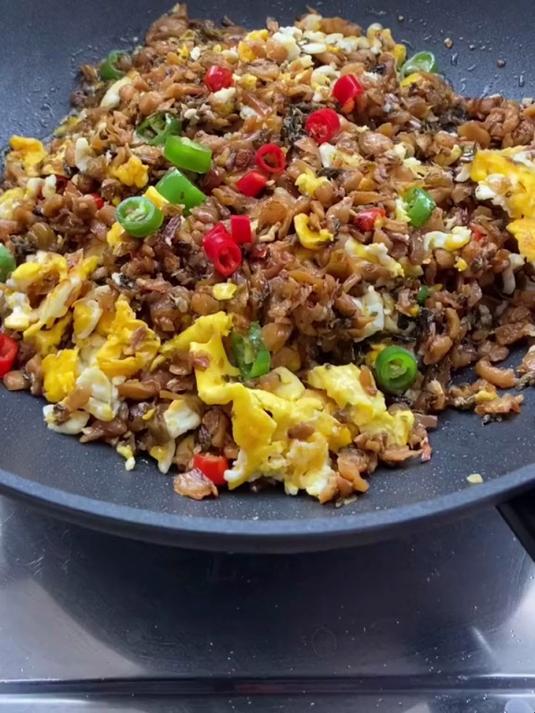 家庭餐桌必备!外婆菜炒腊肉,咸香下饭,一顿能多吃两碗饭