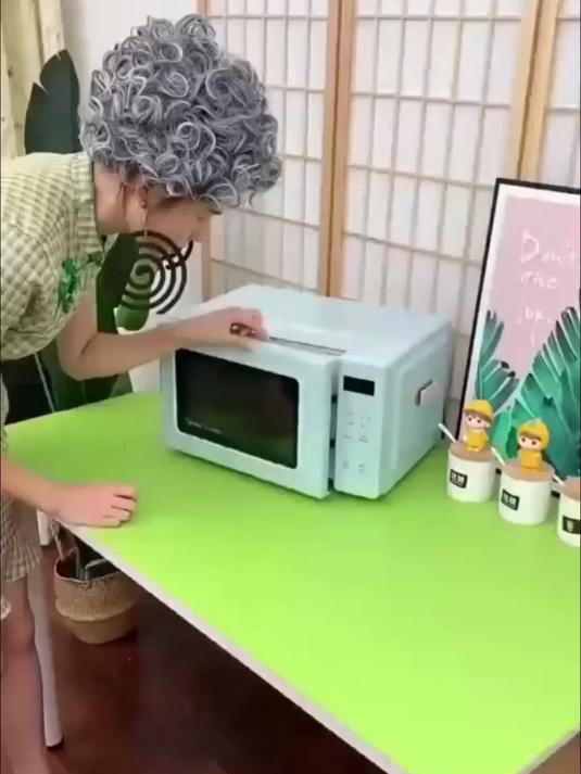 微波炉蒸笼可分层加盖设计,底部加水可防止吸走水分,超级方便