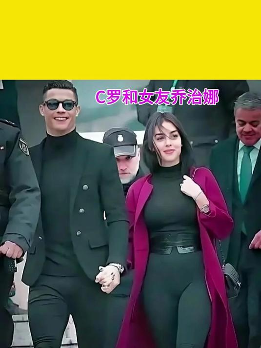 C罗和女友牵手逛街时的照片