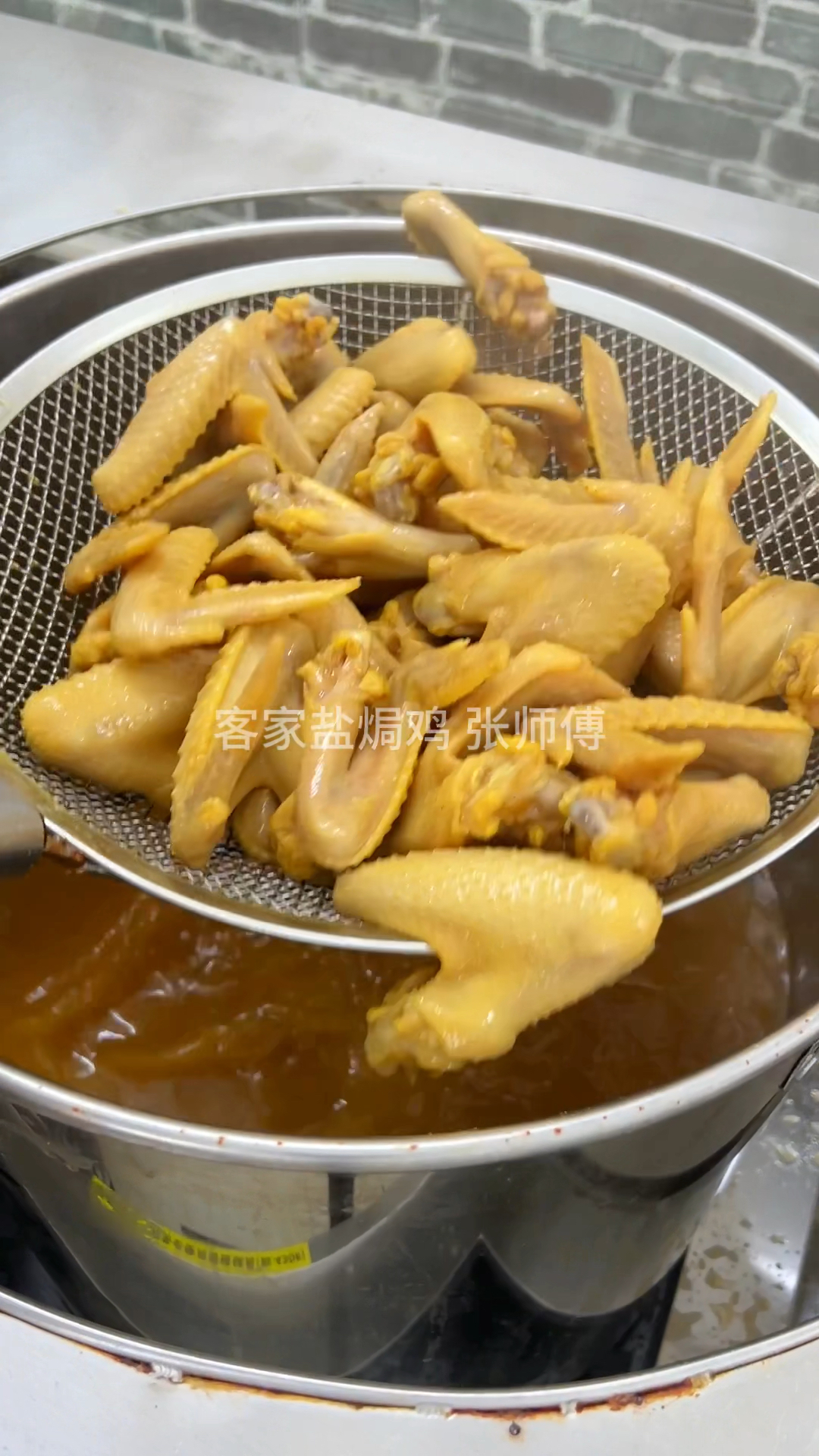 盐焗鸡翅做法:鸡翅5斤,盐焗王调味料180克,胡椒粉2克,盐2克,沙姜2克,黄栀子2个