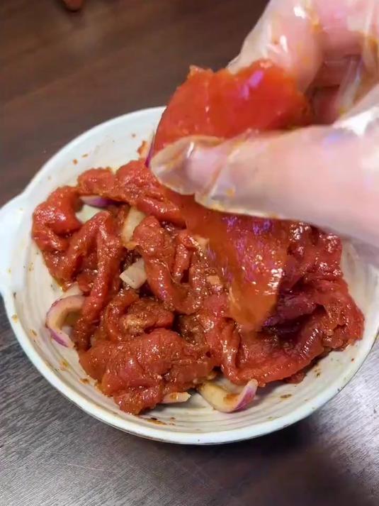 烤肉店腌牛肉的秘诀其实很简单，10秒教会你，牛肉嫩滑又好吃