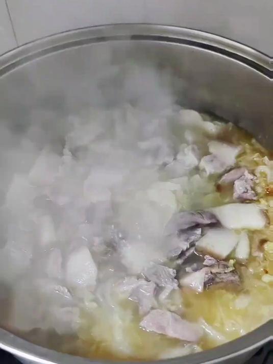 家常做法,猪肉大骨头炖酸菜