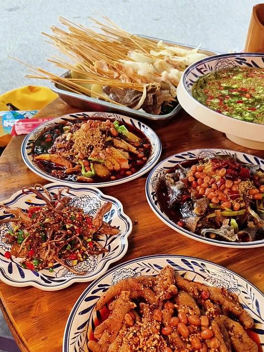 丰富的菜品,从经典钵钵鸡到创意小吃,每一样都散发着诱人香气