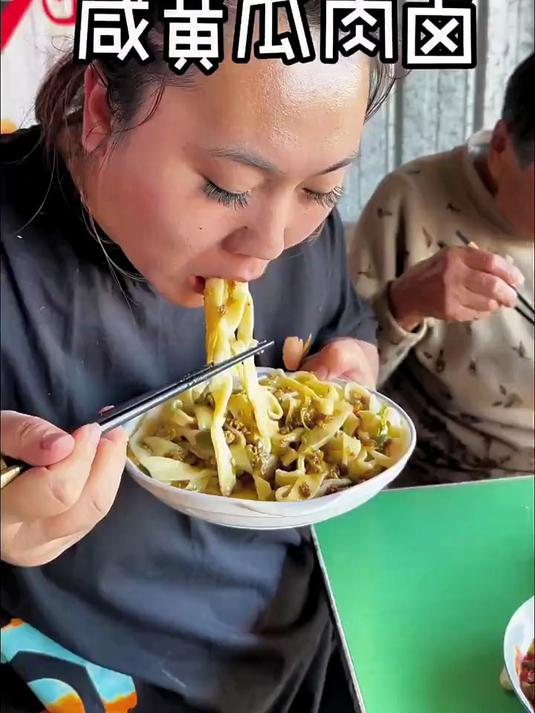 自己在家做的手擀面就是劲道,配上酱缸的咸黄瓜打卤子