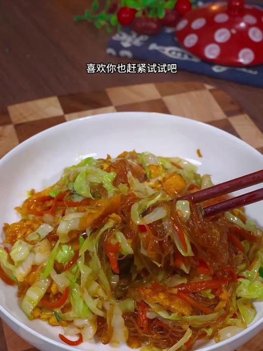 特色的包菜鸡蛋炒粉丝