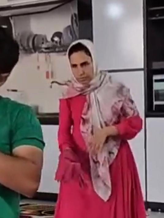 内玛特两个孩子不舒服,收拾东西要去治病