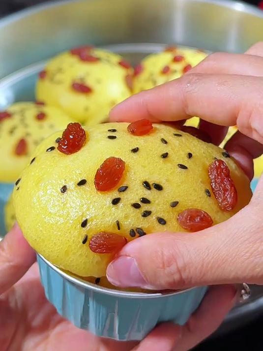 把鸡蛋液倒进面粉中,出锅就是好吃的发糕