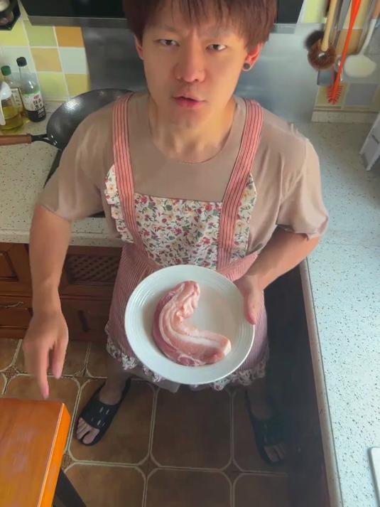 回锅肉大挑战 重庆家常菜代表家乡味出战！学了这么久，也是能自己做菜的人了，虽然还是有点气人