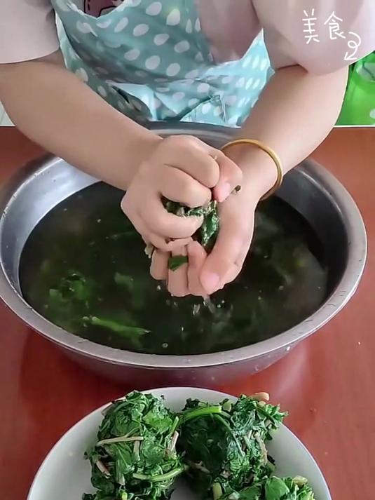 萝卜缨子蘸鸡蛋酱可好吃了