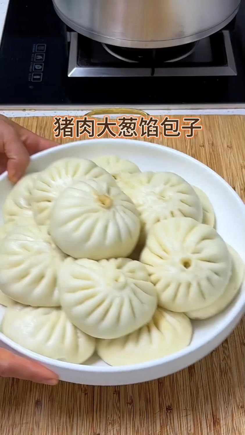 鲜嫩多汁儿,猪肉大葱馅儿的包子。
