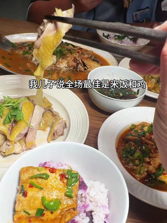 你们问的电饭锅蒸鸡做法来了,有手就会的那种,我儿子说非常好吃