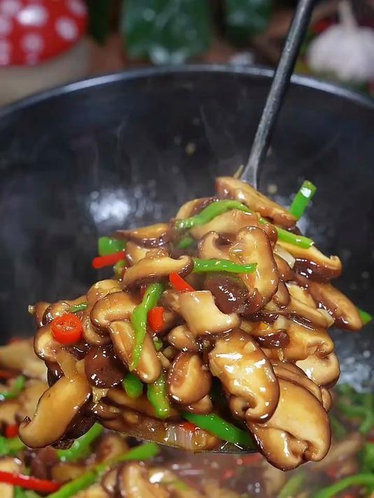 美味下饭的青椒炒香菇