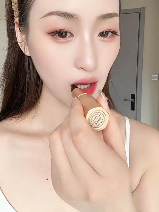 豆沙色口红低调提气场,好看又不张扬