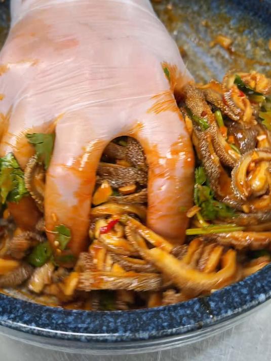 今天给大家分享一道特别开胃的凉拌菜凉拌牛肚,这道菜真的特别开