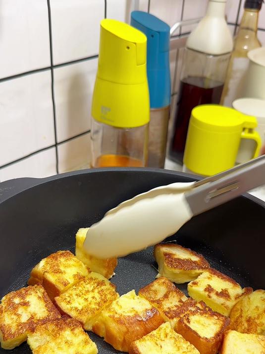 母女二人的寒假早餐,自己做吐司面包和低卡酸奶水果碗,好美味呀