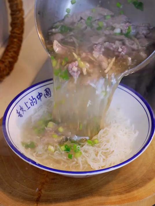 早餐既要快又要有营养，可以试试这个猪杂汤米粉