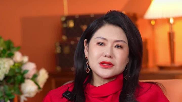 一个男人拿自己的照片做头像