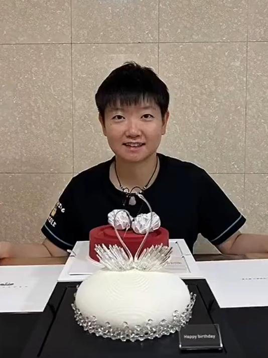 吃瓜!孙颖莎过生日收到象征爱情蛋糕,价格高达4398元,一脸开心